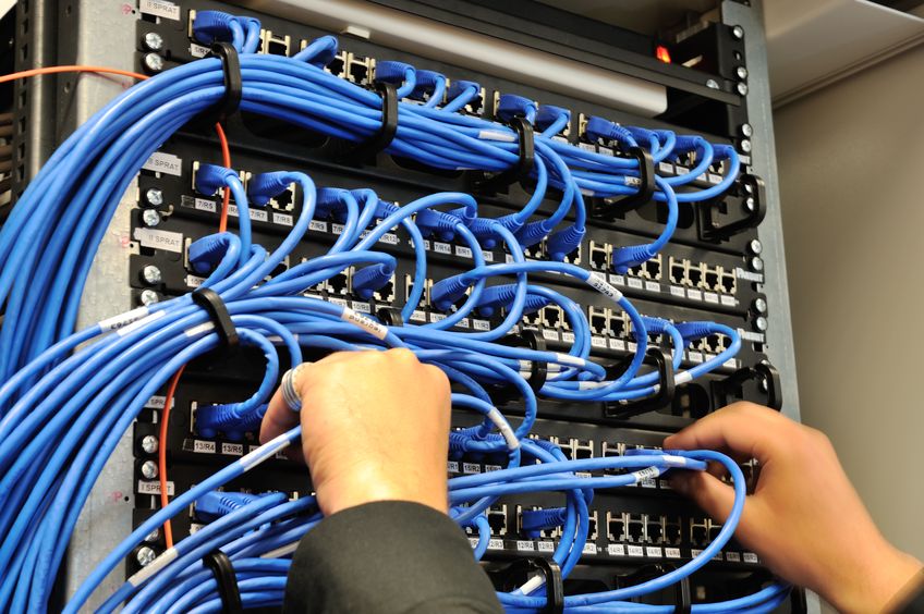 Cableado Voz y Datos 14054783 man connecting network cables to switches